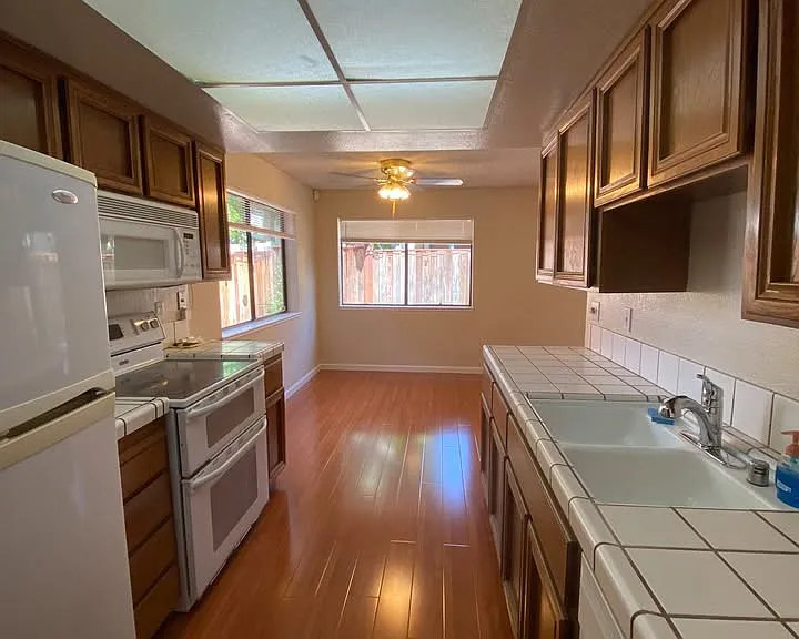 2560 Village Dr — Photo 4