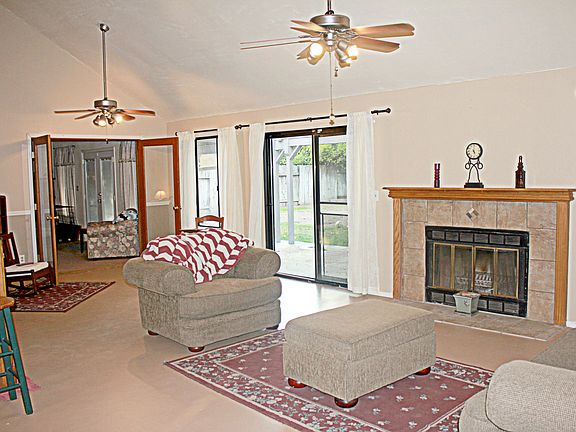 Living room w/fireplace