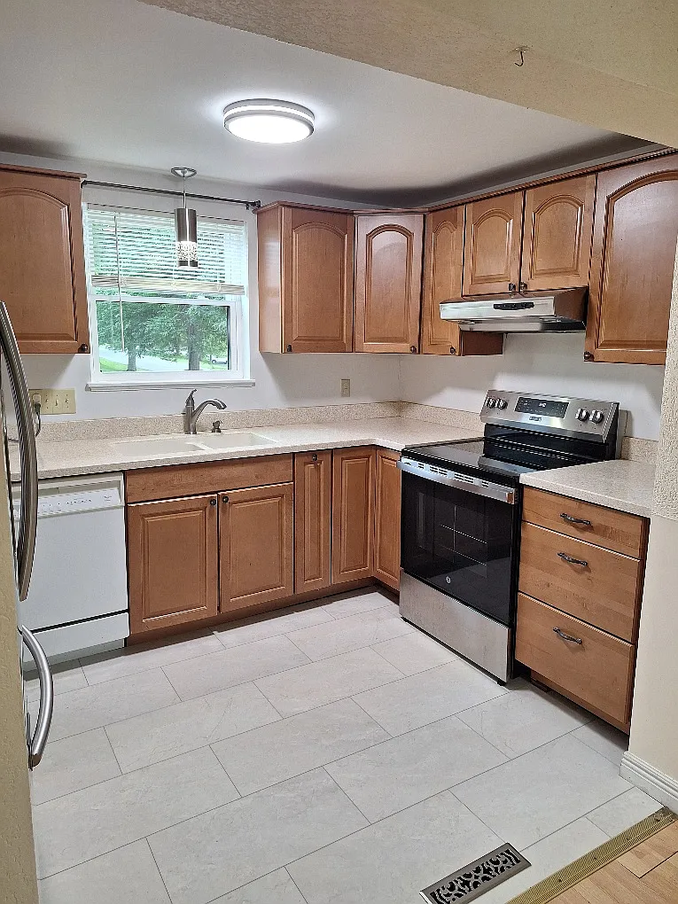 3 bed, 1.5 bath, 2040 sqft, $2,200 — Photo 2