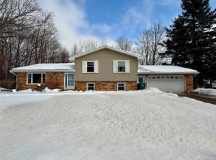 18 Grove Hill Ct, Marquette, MI 49855