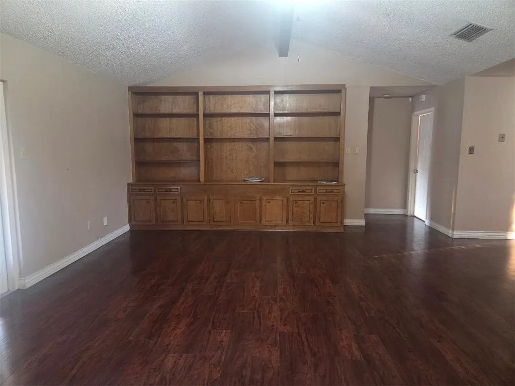 3 bed, 2.0 bath, 2069 sqft, $2,300 — Photo 4