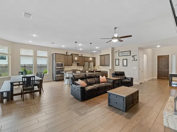 812 Heartleaf Dr, Leander, TX 78641