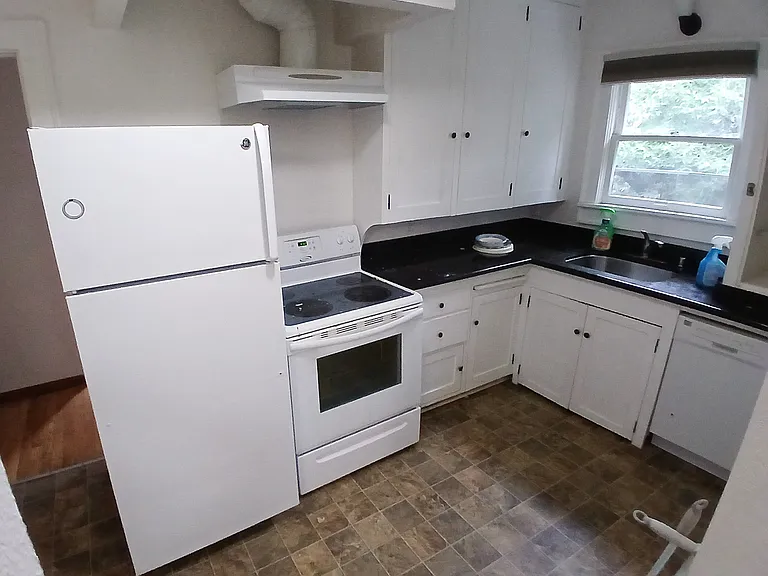 Brentwood Apartments — Photo 12