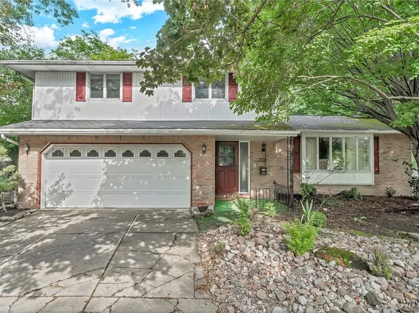 8 Countryside Ct, Williamsville, NY 14221