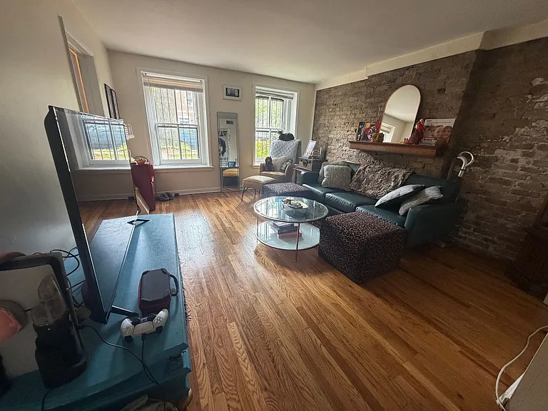 2420 N Seminary Ave — Photo 2