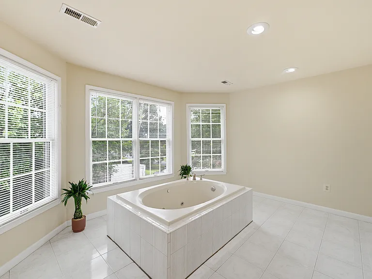 2725 Oldewood Dr — Photo 32