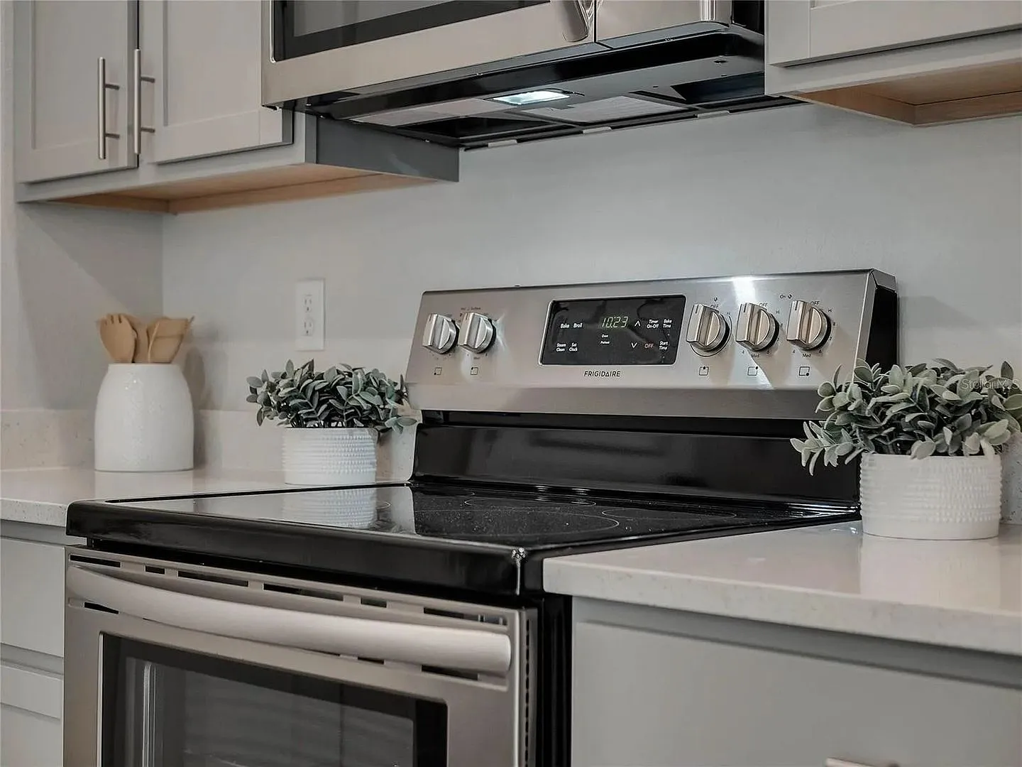 Furnished 4BR Dual-Master Corner Townhome | EV Charger | 6-Mo to Multi-Year | All Pets Welcome — Photo 4