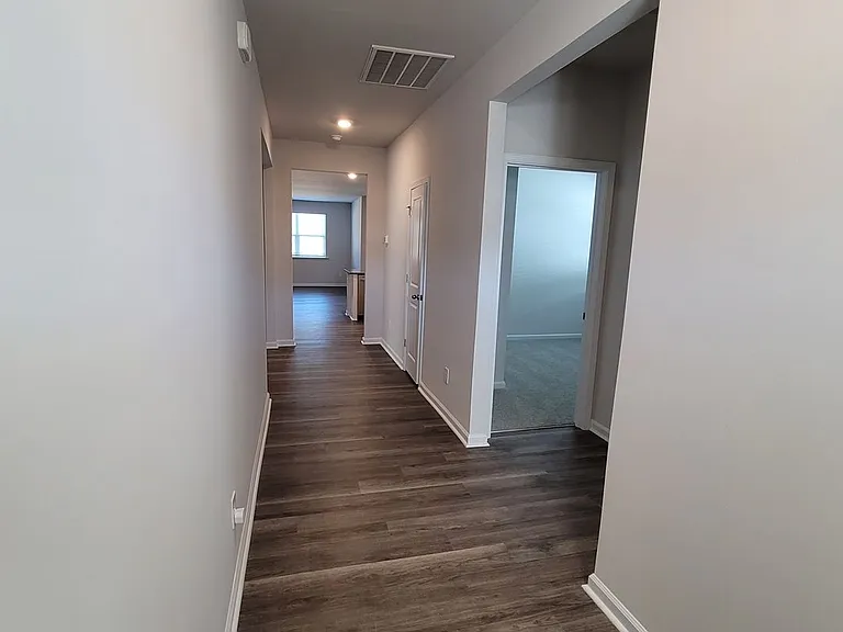 7136 Foxhollow Ln — Photo 3