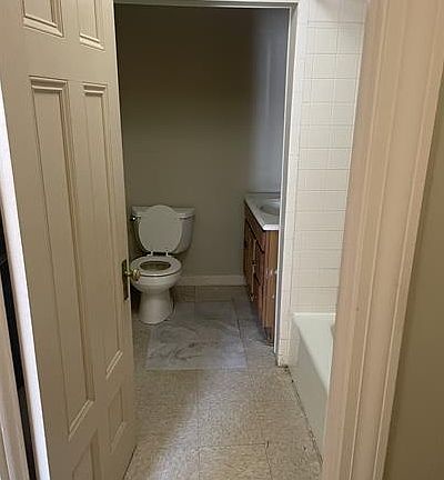3rd image of 215 W Elm St #2
