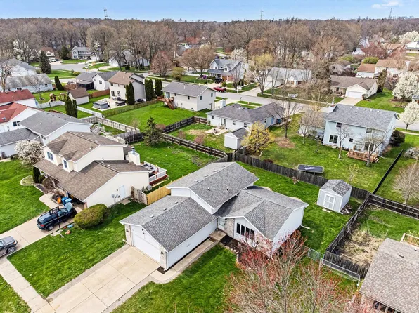 1412 Essex Dr, Porter, IN 46304