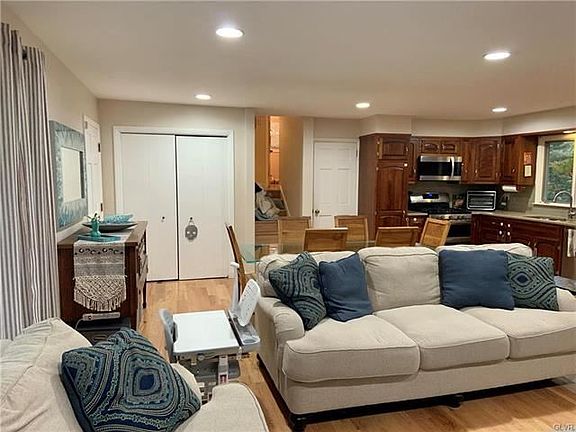 3rd image of 5189 Mountain View Dr