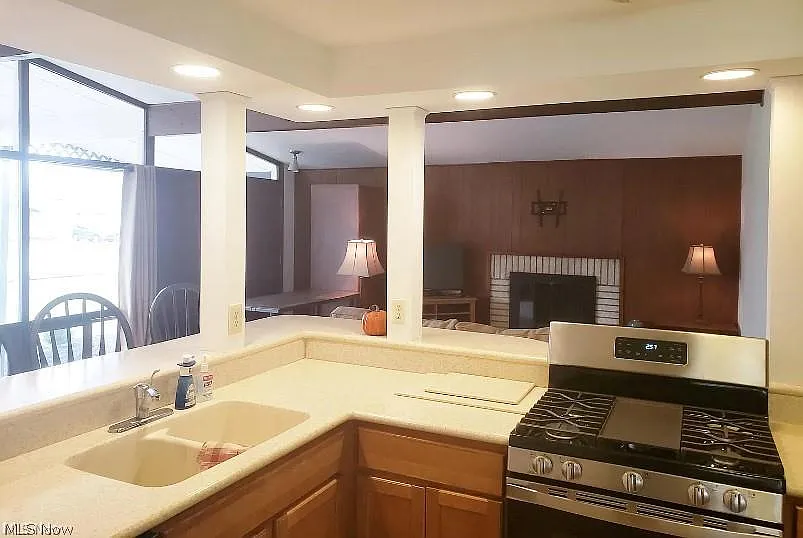 3 bed, 1.5 bath, 2040 sqft, $2,200 — Photo 2