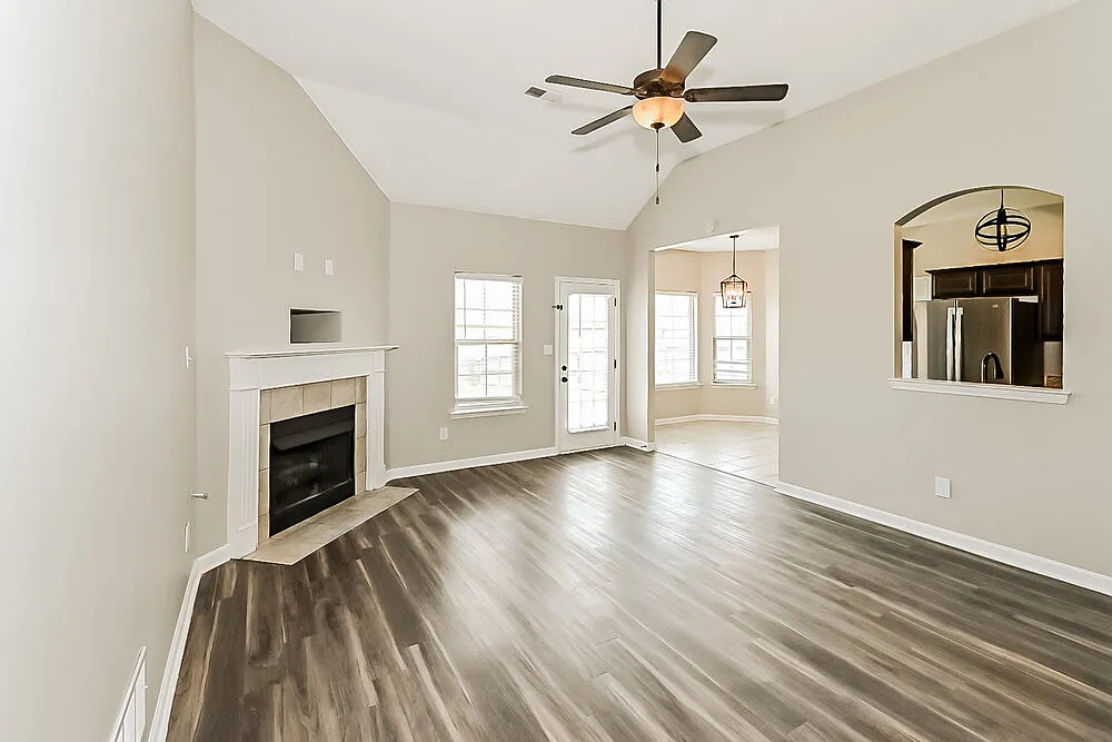 3 bed, 2.0 bath, 1998 sqft, $2,275 — Photo 4