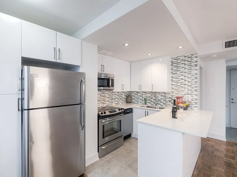 50 Alexander St — Photo 13