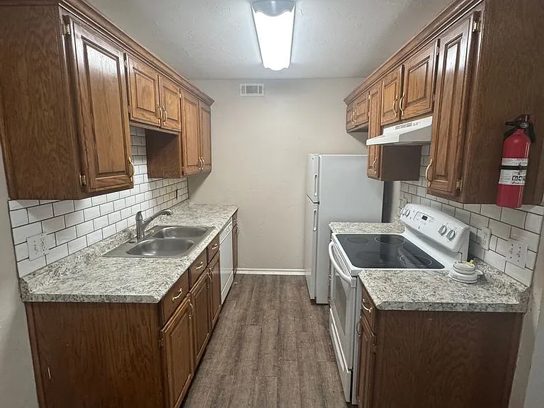 2021 NW 25th St #12 — Photo 3