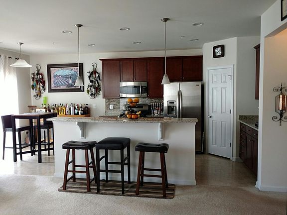 Kitchen w/breakfast bar