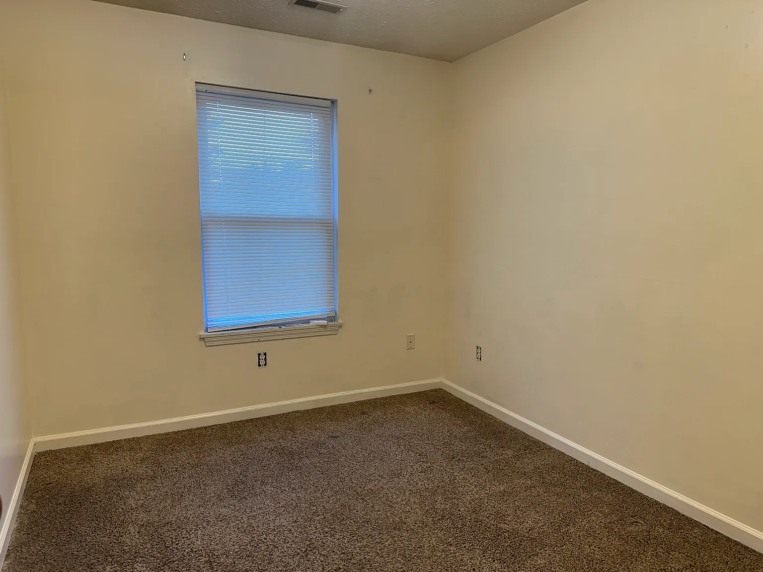 3 bed, 2.5 bath, 1400 sqft, $1,500 — Photo 2