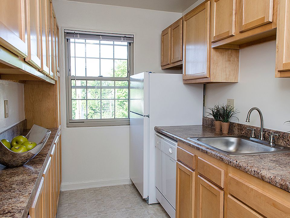 Kitchen with classic appliances