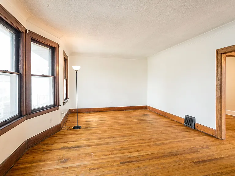 1042 Wayburn Ave — Photo 6