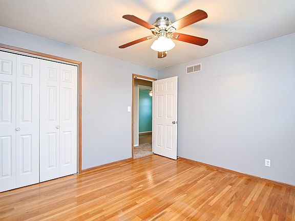 3rd image of 905 W Florence Ave