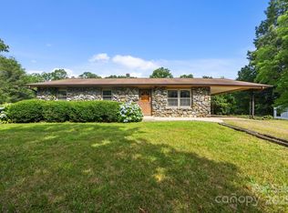 18 Progress Ln, Candler, NC 28715