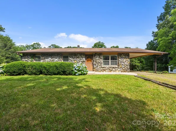 18 Progress Ln, Candler, NC 28715