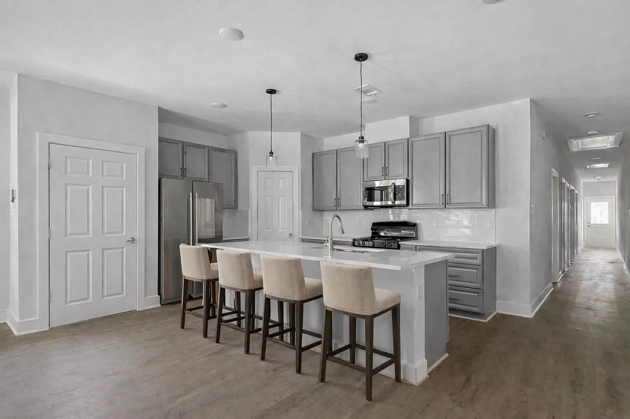 3 bed, 2.0 bath, 2590 sqft, $1,800 — Photo 2