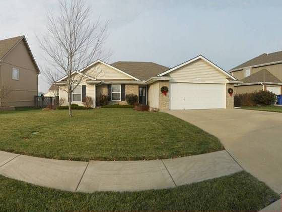 1st image of 607 SE Williamsburg Dr