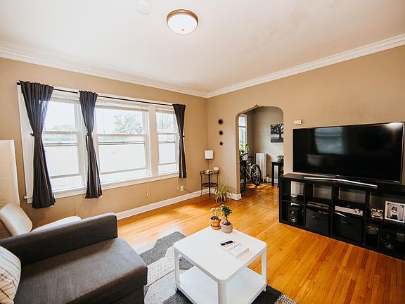 3rd image of 119 W 33rd St #112