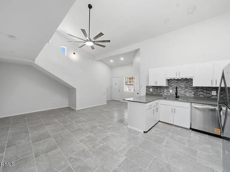 821 Los Lagos Way #B — Photo 6