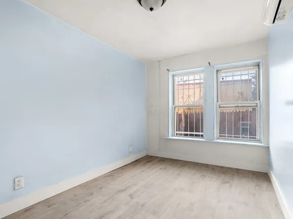 1042 Hall Place image 6 of 15