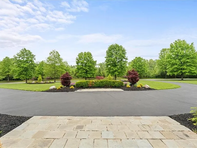 9020 Whisperinghill Dr — Photo 4