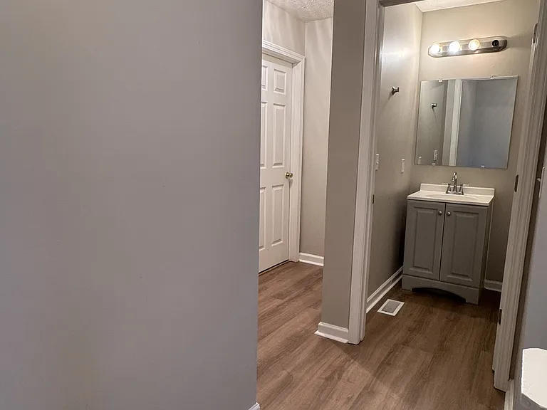 5825 Strathmoor Manor Cir — Photo 10