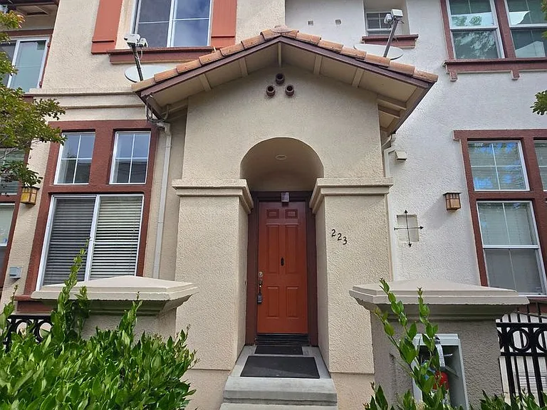 223 Santa Barbara St — Photo 2