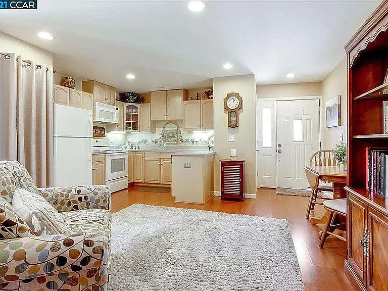 1 bed, 520 sqft, $2,200 — Photo 3