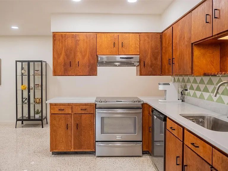 725 S Wilson Ave — Photo 6