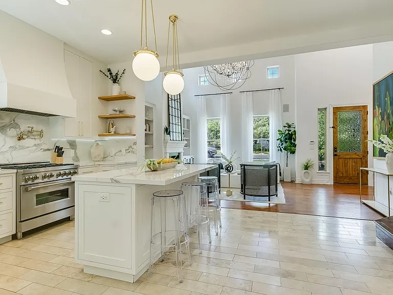 809 Kinney Ave — Photo 5