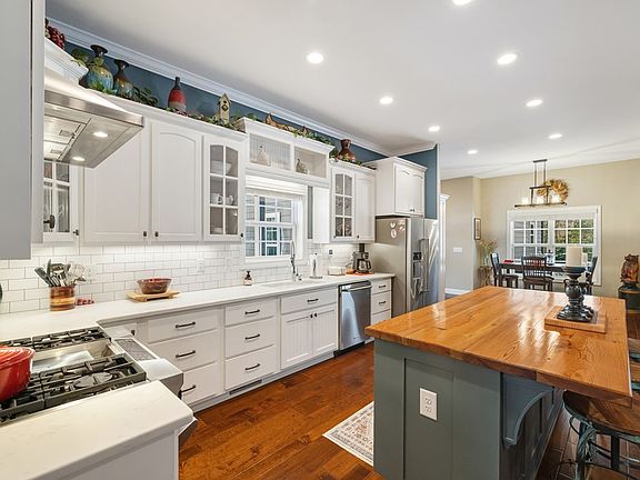 3rd image of 638 Farmer Cir
