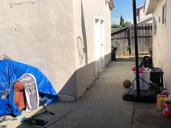 5th image of 661 Clara St
