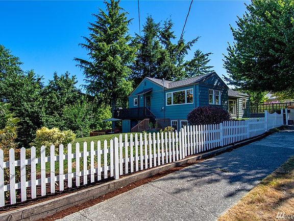 Sitting on a 13,000+SF lot, this lovely Gatewood Hill home truly inspires. With approximately 1.5 lots worth of street frontage, space abounds outside and in. New landscaping makes for an expansive side yard while the serene treed ravine celebrates a peaceful wooded vista to the north.