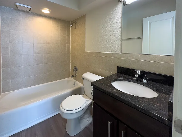 1 Bed / 1 Bath - Bathroom