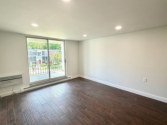 4th image of 144 West St APT 25
