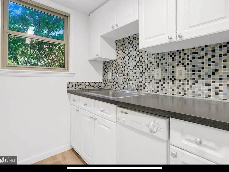 2036 N Woodrow St — Photo 12