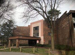 1112 Castilian Ct APT 103, Glenview, IL 60025