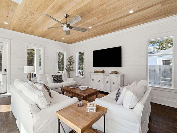 4th image of 223 Williams St