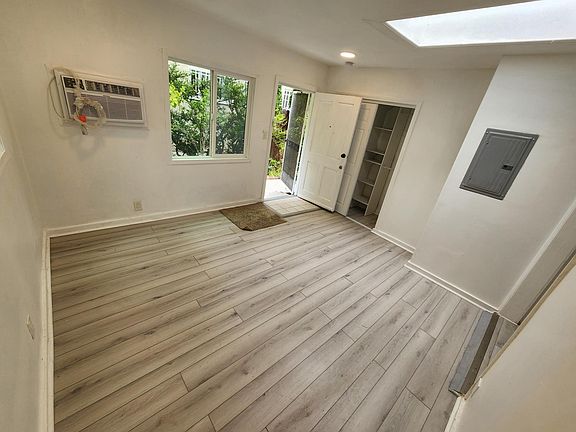 5th image of 2321 N Beachwood Dr #1/2