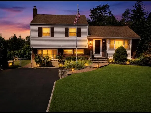 10 Meredith Drive, Greenlawn, NY 11740