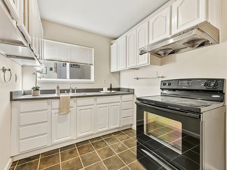 866 Alma Pl — Photo 23