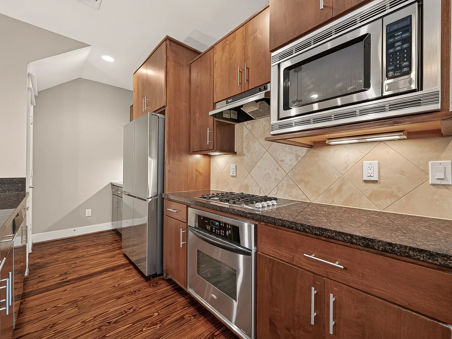 2 bed, 2.5 bath, 1912 sqft, $2,700 — Photo 4
