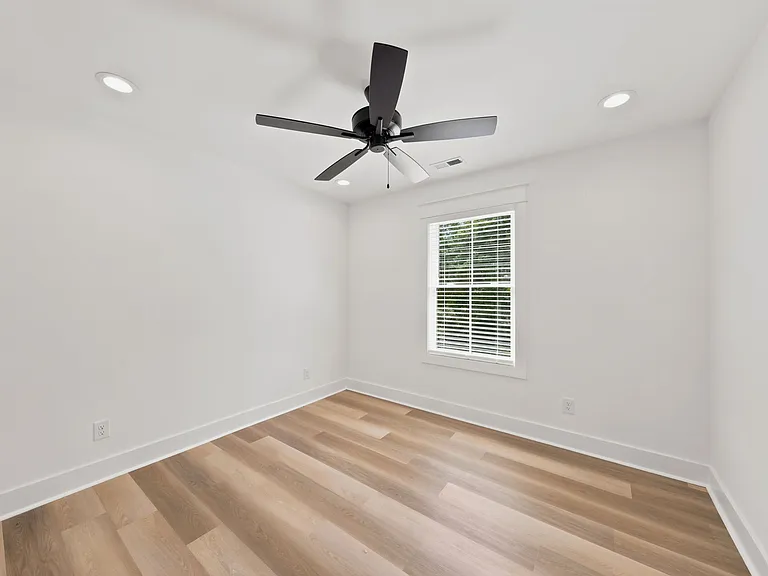 149 Luke Ct — Photo 35